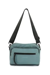Bandolera color celeste con correa ajustable de cuero vegano y cierre de cremallera.