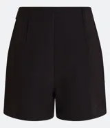 Shorts negros de sastrería con detalle de botones en los laterales y pliegues.