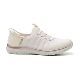 Championes Skechers Hands Free Slip-ins Virtue Glow, color beige con detalles en rosa. Diseñados con Heel Pillow, capellada de malla, cordones elásticos fijos, plantilla Skechers Air-Cooled Memory Foam y suela de tracción flexible.