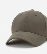 Gorro negro de algodón con visera curva y ajuste trasero.