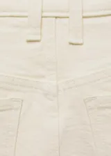 Jeans color crudo de corte culotte, tiro medio y largo cropped.