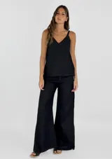 Musculosa de tirantes color amarillo con escote en V y costuras en contraste.