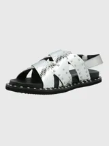 Sandalias plateadas con tiras cruzadas con textura de piel de serpiente y apliques de tachas plateadas. Ajuste con hebilla y suela de goma negra.
