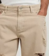 Bermuda masculina de sarga blanca, modelo slim, con rotos (destroyed) en la parte delantera de ambas piernas. Presenta cintura fija con trabillas, cierre de botón y cremallera, y bolsillos.