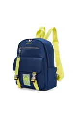 Mochila azul con detalles en amarillo, con bolsillo frontal con hebillas y logo de la marca.