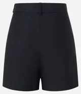 Short sastrero color verde militar, de tiro alto y corte recto. Confeccionado en bengalina con viscosa certificada, trabillas en la cintura y cierre tradicional.