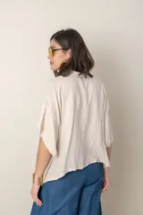 Chaqueta italiana de lino color blanco, de corte suelto y amplio, con cierre de un botón. Talle único oversize hasta XL.