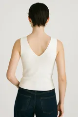 Musculosa roja de punto con escote en V y breteles anchos.