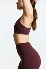Top deportivo color borgoña, confeccionado en tejido funcional con SoftMove™ y DryMove™. Diseño de breteles con escote redondo y copas forradas con relleno extraíble.