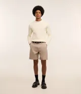 Bermuda masculina color beige confeccionada en sarga, de corte recto, con cintura con trabilla, cierre tradicional y bolsillos laterales y traseros.