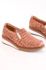 Slip-on deportivos de cuero color marrón con estampado de cocodrilo, suela blanca y elásticos laterales.