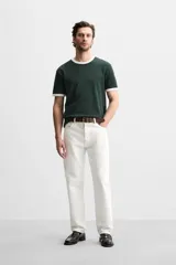 Camiseta azul marino de corte regular, cuello redondo y manga corta con ribete blanco en cuello y mangas.