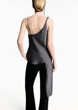 Top gris oscuro de satén con tirantes finos, cuello drapeado y diseño asimétrico con lazada lateral.