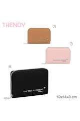 Billetera Trendy color rosa con cierre y estampa frontal con la frase "Stay true to yourself".