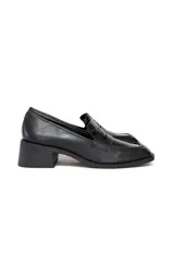 Mocasines negros de cuero charol con detalle de antifaz con textura de piel de cocodrilo.