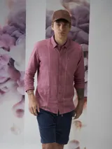 Camisa azul marino de lino y algodón, de manga larga con cuello clásico y bolsillo en el pecho.