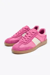 Zapatillas deportivas rosas de gamuza con detalles en blanco y suela marrón.