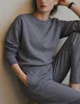 Pantalón de jogging gris jaspeado, de corte relajado y pretina elastizada.