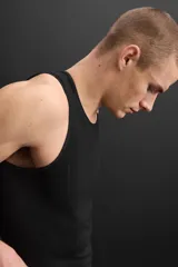 Musculosa deportiva negra de ciclismo, ajustada al cuerpo, con cuello redondo y sisa.
