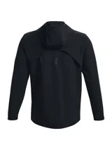 Campera deportiva negra con capucha, cierre frontal completo, bolsillos laterales y logo de Under Armour en el pecho y en la manga. Confeccionada con tejido resistente al agua y al viento.