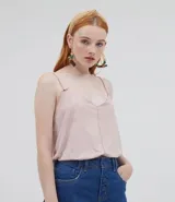 Musculosa de tejido símil gamuza, color rosa pálido, con breteles finos trenzados y escote en V. Marca Blue Steel.