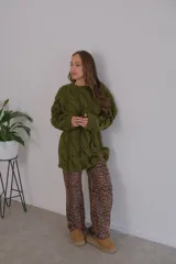 Pantalón de lanilla con estampado animal print de leopardo en tonos marrones. Corte recto y cintura alta.