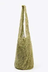 Bolso shopper de hombro color verde oliva, trenzado con cordones gruesos. Tiene doble asa ancha para el hombro y un bolso interior de tela con cierre fruncido.