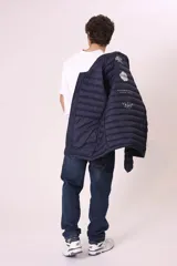 Campera acolchada azul marino con cierre frontal y cuello alto.