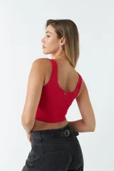 Top blanco con breteles anchos, escote cuadrado y corte crop.