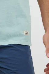 Remera verde de algodón, de corte recto y manga corta.