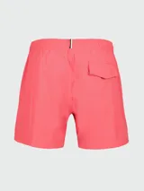 Short de baño color coral con cintura elástica ajustable con cordón rojo y logo estampado en la pierna izquierda.