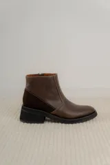 Bota corta color marrón con textura símil cuero de cocodrilo, caña baja, punta redondeada y taco cuadrado.