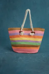 Bolso de playa multicolor con franjas de colores y asas de cuerda, ideal para el verano.