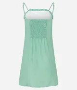 Vestido corto color verde agua, con breteles finos, escote recto con volados y falda con volado en el ruedo.