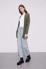 Saco negro de tejido suave, con corte al cuerpo y manga larga.
