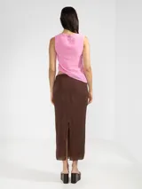 Top sin mangas color rosado, de corte asimétrico.