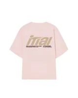 Remera rosa de corte holgado con estampado en la espalda con el logo de la marca Ittai en color beige y texto en negro.