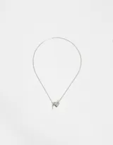 Cadena corta dorada con dije de corazón y llave de metal.