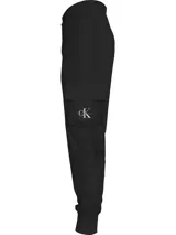 Pantalón negro de Calvin Klein, confeccionado en puro algodón, con cintura elástica y puños elásticos, diseñado con un bolsillo cargo lateral.