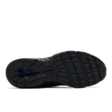 Championes New Balance modelo 740, color negro monocromático, con paneles de malla y superposiciones sintéticas. Presentan el logo 'N' en el lateral y tecnología de amortiguación ABZORB en la suela.