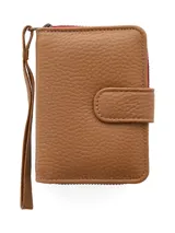 Billetera de cuero vacuno color tostado, de formato doble y compacto, con cierre metálico y manija muñequera de cuero. Posee múltiples ranuras para tarjetas y bolsillo monedero con cierre.