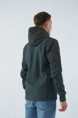 Campera negra con capucha ajustable, mangas largas y fit regular. Tiene logo estampado y en grifa de plástico, y un bolsillo en el pecho.