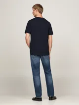 Remera azul marino de algodón con cuello redondo y bolsillo de parche en el pecho con logo bordado de Tommy Hilfiger.