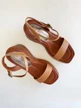 Sandalias de cuero color marrón con plataforma y pulsera al tobillo.