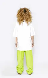 Remerón blanco de corte extra oversize, con hombros caídos y cuello redondo, fabricado en algodón premium.