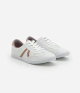 Championes blancos de estilo chutera, con detalles metalizados en color cobre, lazo de cordón y suela baja.