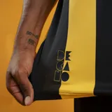 Camiseta de fútbol Puma del Club Atlético Peñarol, modelo Home, con franjas verticales amarillas y negras. Incluye logo Puma y escudo del club con cinco estrellas.