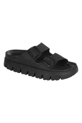 Sandalias Birkenstock Arizona Chunky, color negro, con dos correas ajustables con hebilla y plataforma con suela dentada.