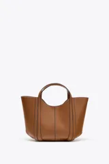 Bolso mini city color marrón con asa de mano y asa bandolera extraíble. Incluye bolsa interior extraíble con cierre mediante cremallera.
