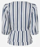 Blusa de sarga a rayas verticales blancas y azules, con cuello en V, mangas cortas abullonadas, lazo en la cintura y volado en el bajo.